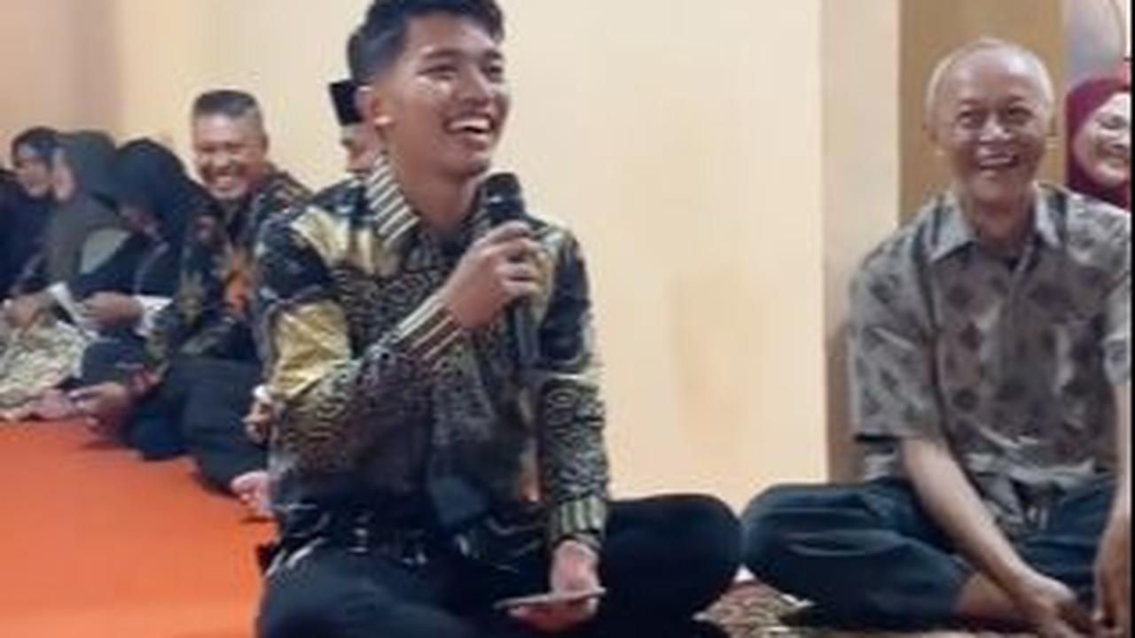 Semakin dekat dengan sang wanita, pria tersebut mengaku perkiraannya salah. Dia lantas melempar ungkapan yang begitu menggelitik hingga membuat para hadirin tertawa lepas. <br>