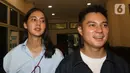 Pasangan selebriti Baim Wong dan Paula Verhoeven usai menjalani pemeriksaan di Polres Metro Jakarta Selatan, Jumat (7/10/2022). Baim Wong dan Paula Verhoeven diperiksa sebagai saksi terlapor dengan masing-masing 25 dan 19 pertanyaan terkait konten video prank KDRT. (Liputan6.com/Herman Zakharia)