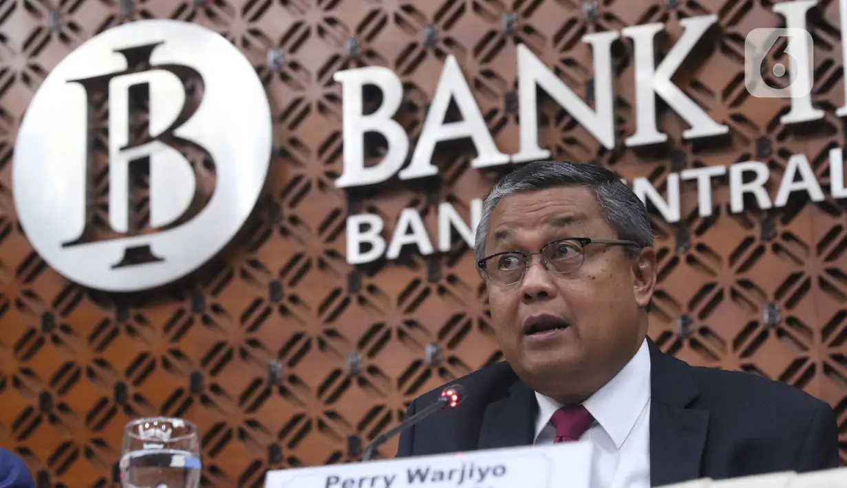 Gubernur Bank Indonesia Perry Warjiyo menyampaikan hasil Rapat Dewan Gubernur (RGD) Bank Indonesia di Jakarta, Kamis (19/12/2019). RDG tersebut, BI memutuskan untuk tetap mempertahankan suku bunga acuan 7 Days Reverse Repo Rate (7DRRR) sebesar 5 persen. (Liputan6.com/Angga Yuniar)