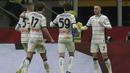 Selebrasi para pemain Atalanta setelah Teun Koopmeiners (kanan) mencetak gol penyeimbang 1-1 ke gawang AC Milan pada laga perempatfinal Coppa Italia 2023/2024 di San Siro Stadium, Milan, Kamis (11/1/2024) dini hari WIB. (AP Photo/Luca Bruno)