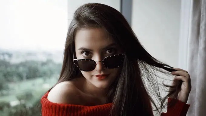 Pesona Marsha Aruan Pakai Kacamata, Makin Memukau