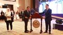 Menpora RI, Zainudin Amali dan Ketua PSSI, Mochamad Iriawan memukul gong saat pembukaan Kongres Luar Biasa (KLB) PSSI di Hotel Shangri-La, Jakarta Pusat pada Kamis (15/2/2023). KLB PSSI tersebut untuk memilih satu Ketua, dua Wakil Ketua, dan 12 anggota Komite Eksekutif (Exco) untuk periode 2023-2027. (Bola.com/M Iqbal Ichsan)