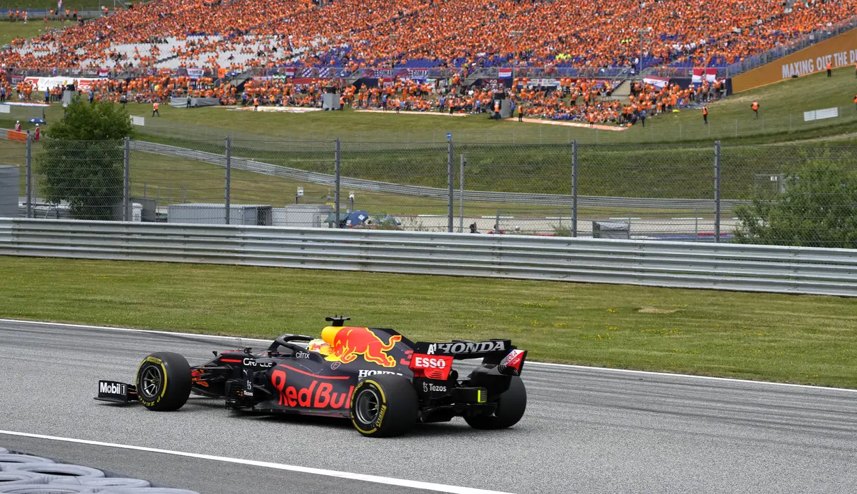 Pendukung Max Verstappen yang menggunakan kaos berwarna oranye memadati kursi penonton di GP Austria. Hal ini ditujukan untuk membuat dukungan pembalap asal Belanda tersebut. (Foto: AP/Darko Bandic)