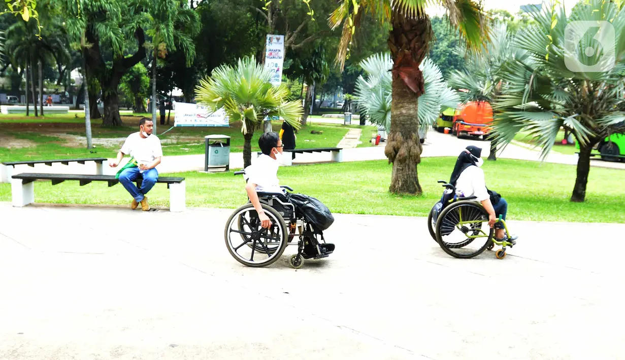 Pelamar mengendarai kursi roda saat menghadiri Job Fair Disabilitas bertajuk Cinta Disabilitas di Lapangan Banteng, Jakarta, Sabtu (3/12/2022). Acara ini digelar untuk meningkatkan kesadaran terhadap disabilitas di tengah masyarakat, sehingga memiliki akses yang sama dengan non disabilitas dalam pemenuhan kebutuhan dasar hidup. (merdeka.com/Imam Buhori)