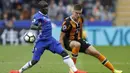 Gelandang Chelsea, N'Golo Kante, berusaha menahan laju gelandang Hull, Markus Henriksen. Pada laga ini The Blues menggunakan skema 3-4-3, sementara tuan rumah, Hull, memakai formasi 4-5-1. (Reuters/Carl Recine)