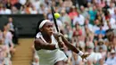Petenis AS, Cori Gauff mengembalikan bola pukulan petenis Slovenia, Polona Hercog dalam pertandingan putaran ketiga Kejuaraan Tenis Wimbledon 2019 di All England Lawn Tennis dan Croquet Club, London, Inggris (5/7/2019). Cori Gauff menang atas Polona Hercog 3-6 7-6(7) 7-5. (AP Photo/Ben Curtis)