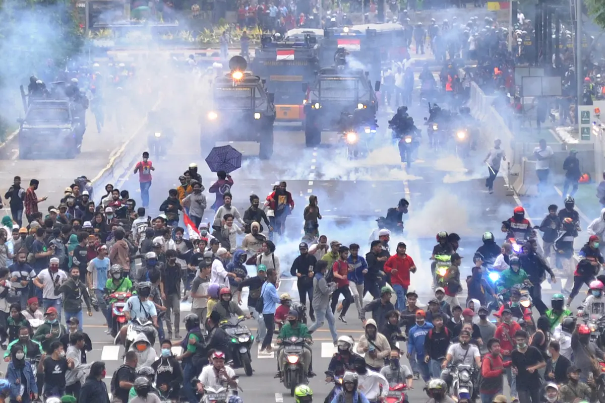 Polisi Pukul Mundur Pendemo Omnibus Law