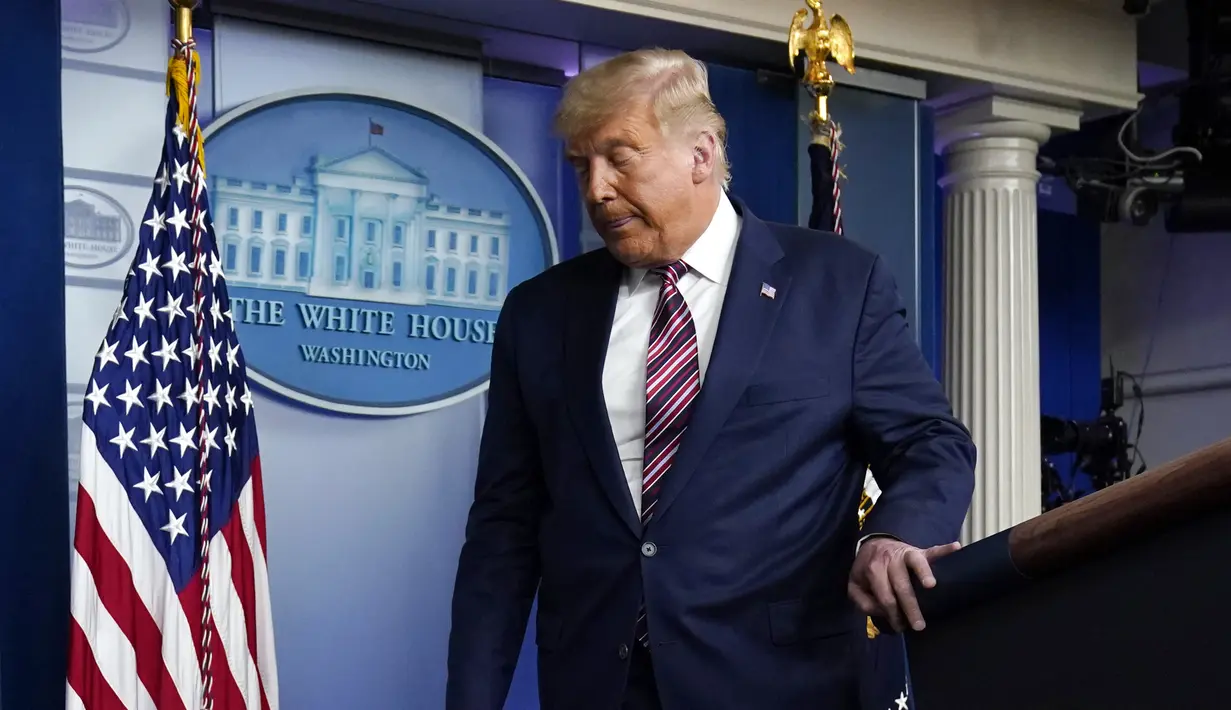 Presiden Donald Trump meninggalkan podium usai berbicara tentang hasil Pilpres AS 2020 di Gedung Putih, Kamis (5/11/2020). Hingga saat ini proses penghitungan suara pemilihan presiden Amerika masih berlangsung, namun perolehan suara Trump maupun Joe Biden masih bersaing ketat. (AP Photo/Evan Vucci)