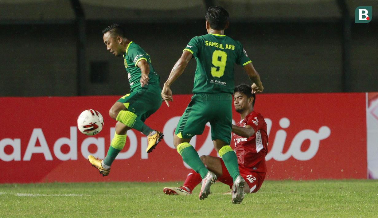 Gelandang Persebaya Surabaya, Rendi Irwan (kiri), berusaha melewati pemain Persik Kediri pada laga Grup C Piala Menpora 2021 di Stadion Si Jalak Harupat, Bandung, Selasa (23/3/2021). (Bola.com/M Iqbal Ichsan)