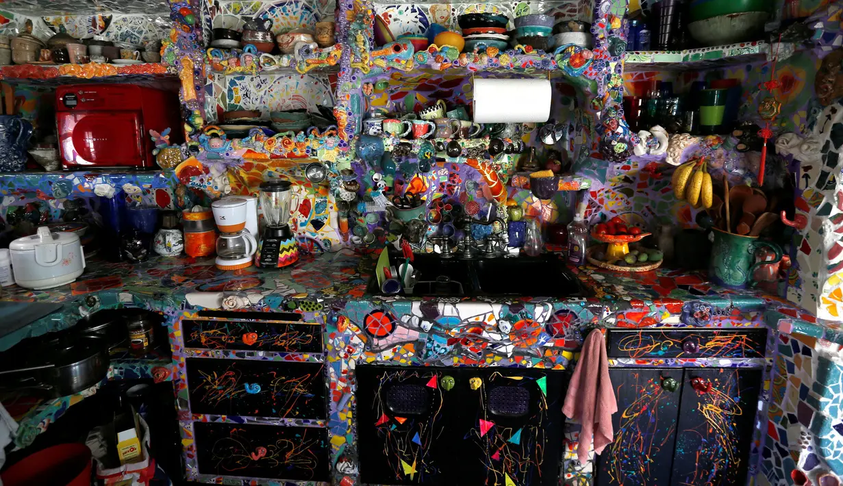 Suasana  dapur di Mosaic Tile House di Venice, California, AS, (26/9). Rumah ini merupakan karya pasangan suami istri, Gonzalo Duran dan Cheri Pann. (REUTERS/Mario Anzuoni)