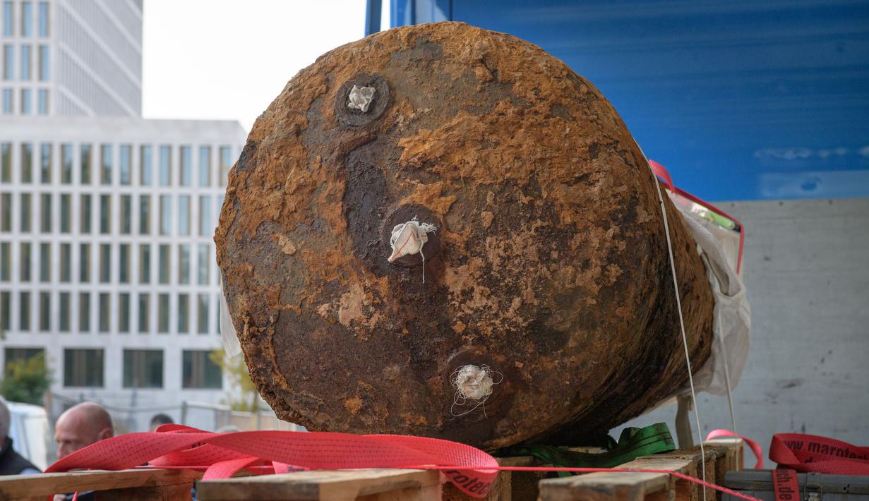 Sebuah bom Perang Dunia II ditemukan dan dijinakkan di Frankfurt, Jerman, (3/9). Lebih dari 60.000 orang dievakuasi dari pusat kota Frankfurt setelah sebuah bom 1.400 ton Perang Dunia II (tambang udara HC 4000) ditemukan. (AFP Photo/Thomas Lohnes)