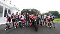 Pembalap MotoGP Marc Marquez hingga Alex Rins dijamu makanan dan minuman tradisional Indonesia saat sarapan bersama Presiden Jokowi. (Instagram/jokowi).