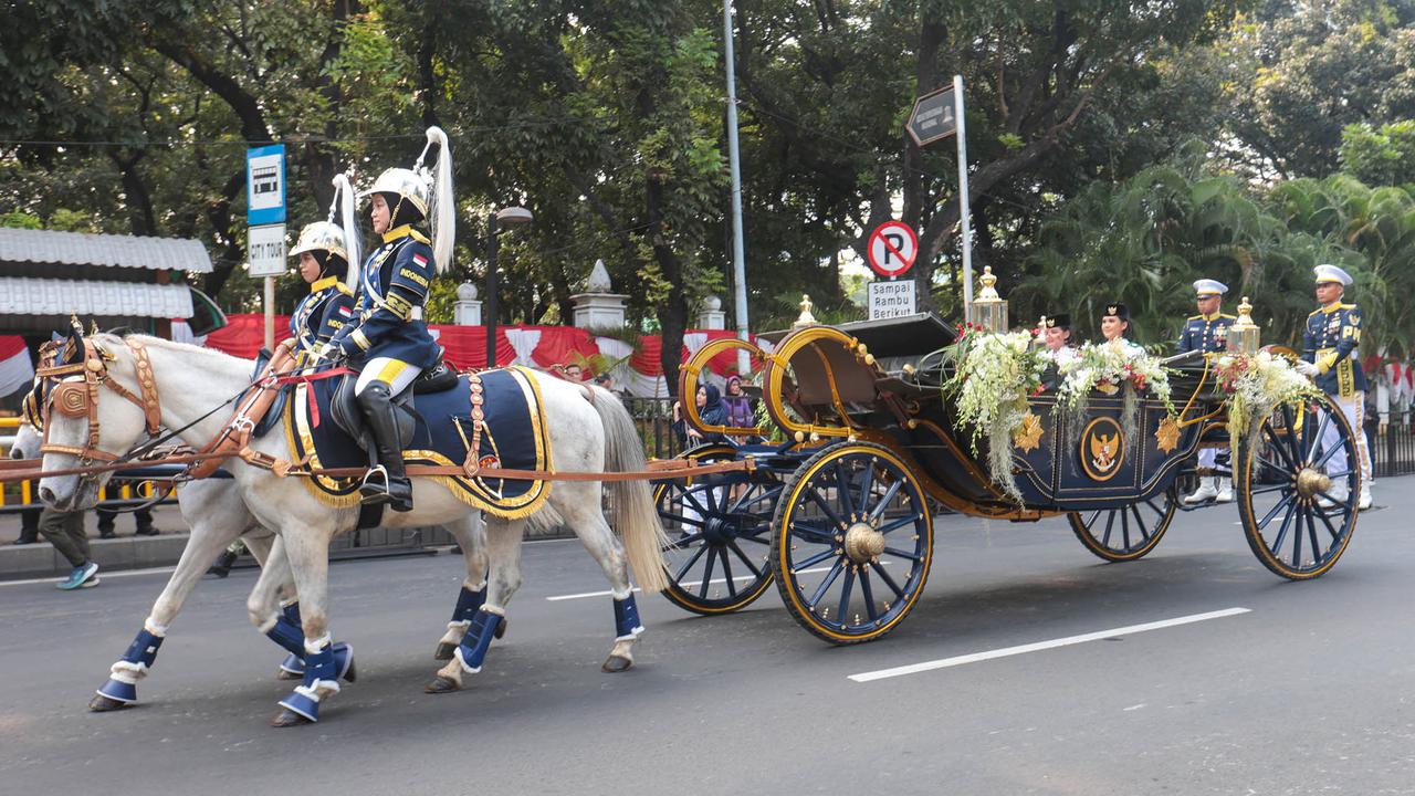 Kirab Merah Putih Bawa Bendera Pusaka Menuju Istana Merdeka