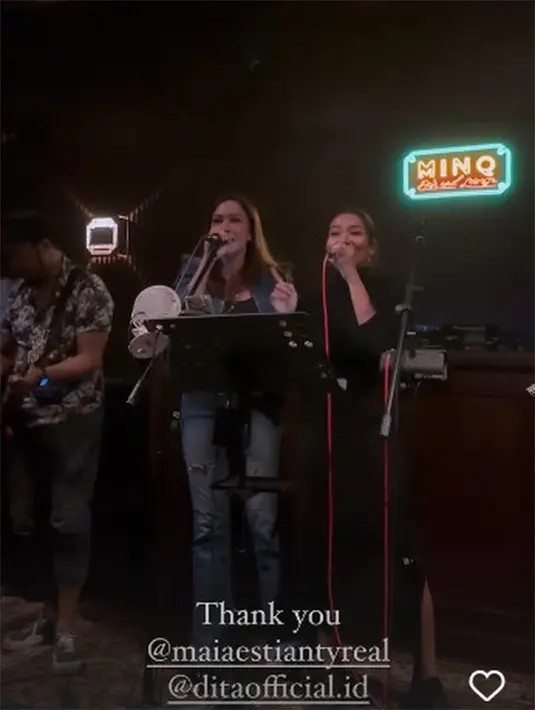 Maia Estianty dan Meychan tampak menyumbangkan lagu dengan membawakan lagu Lelaki Buaya Darat yang dipopulerkan oleh Ratu. [Instagram/gadiiing]