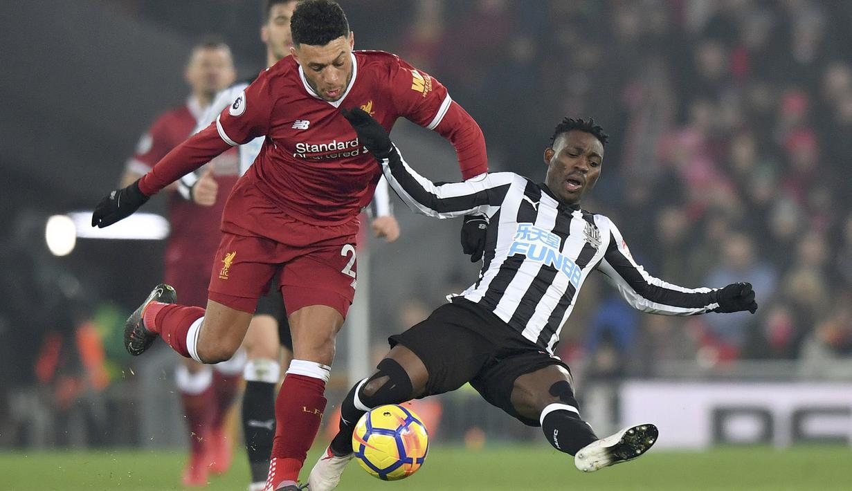 Aksi pemain Liverpool, Alex Oxlade-Chamberlain (kiri) saat berebut bola dengan pemain Newcastle United, Christian Atsu pada lanjutan Premier League di Anfield, Liverpool, (3/3/2018). Liverpool menang 2-0. (Anthony Devlin/PA via AP)