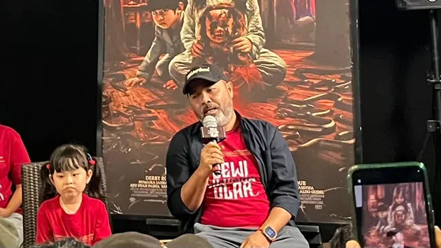 Azhar Kinoi Lubis, memegang mic dalam konferensi pers trailer & poster film Dewi Siluman Ular yang diselenggarakan di kawasan Jakarta pada (1/10/2026). (Liputan6.com/Afradhiya N. R)