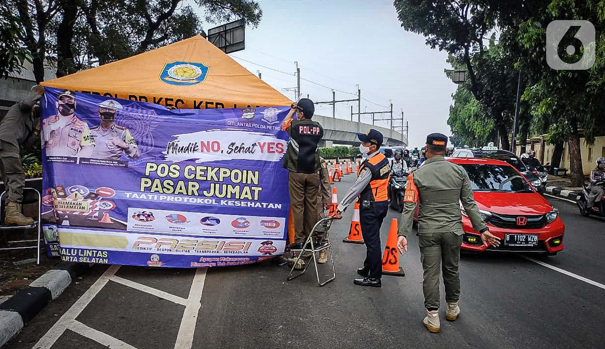 Petugas gabungan mendirikan pos cekpoin penyekataan arus mudik di kawasan Pasar Jumat, Kamis (6/5/2021). Penyekatan dan cek poin dilakukan saat penerapan larangan mudik Lebaran 2021 sebagai upaya pencegahan penularan COVID-19. (Liputan6.com/Faizal Fanani)