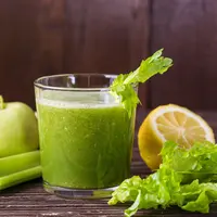 Penderita PCOS perlu memahami bahwa tidak semua jus memiliki dampak positif bagi kondisi hormonal. Jus yang hanya berbahan buah manis, terutama dalam jumlah besar, berisiko menyebabkan lonjakan gula darah karena kandungan seratnya sudah berkurang selama proses pengolahan. (foto/dok: freepik)