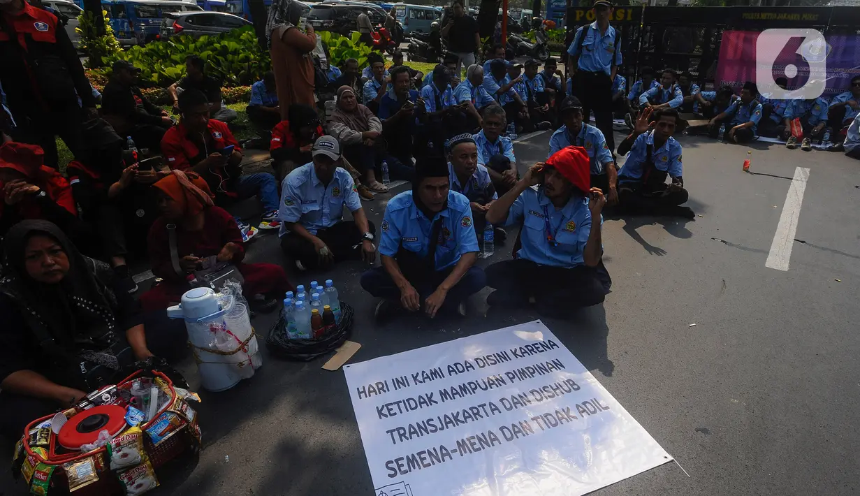 Massa terlihat menduduki jalan dan duduk-duduk di taman yang berada di tengah jalan. (merdeka.com/Arie Basuki)