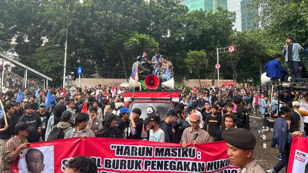 Pengurus Pusat Gerakan Mahasiswa Kristen Indonesia (PP GMKI) berunjuk rasa di Gedung Merah Putih KPK, Jakarta, Jumat (20/12/2024) (Istimewa)