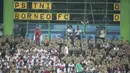 Para anggota TNI bersiap menyaksikan laga Piala Jenderal Sudirman antara PS TNI melawan Pusamania Borneo FC di Stadion Gelora Delta Sidoarjo, Jawa Timur, Rabu (18/11/2015). (Bola.com/Vitalis Yogi Trisna)
