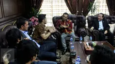 Wakil ketua DPR Taufik Kurniawan (kanan) bertemu dengan pelaku film dan musik seperti Hengky Kurniawan dan Ian Kasela beserta anggota Komisi X Anang Hermansyah di Kompleks MPR/DPR, Senayan, Jakarta,  (18/1). (Liputan6.com/Johan Tallo)