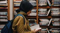 Ilustrasi Islami, muslimah, belajar, hadis. (Foto oleh Elif G&ouml;k&ccedil;e : https://www.pexels.com/id-id/foto/wanita-buku-buku-membaca-ransel-14943541/)