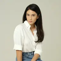 Mengenakan kemeja putih dan denim, walaupun sederhana, gaya sempurna ini bisa jadi pilihan menjanjikan untuk gaya kasual yang terlihat elegan. [Foto: Instagram/ Dian Sastrowardoyo]