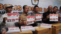 Petugas menunjukkan kertas suara Pilkada DKI Jakarta 2017 sebelum proses pelipatan di Gudang Logistik KPU Jakarta Pusat, Senin (24/1). Saat ini ada 154 dus berisi surat suara tersimpan di gudang logistik KPU Jakpus. (Liputan6.com/Gempur M Surya)