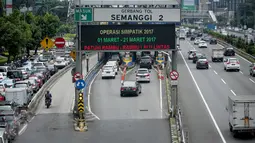 Suasana arus lalu lintas di area gerbang tol Semanggi 2, Jakarta, Selasa (14/3). Pembayaran gerbang tol nontunai atau secara elektronik tersebut ditergatkan rampung pada akhir 2017. (Liputan6.com/Faizal Fanani)