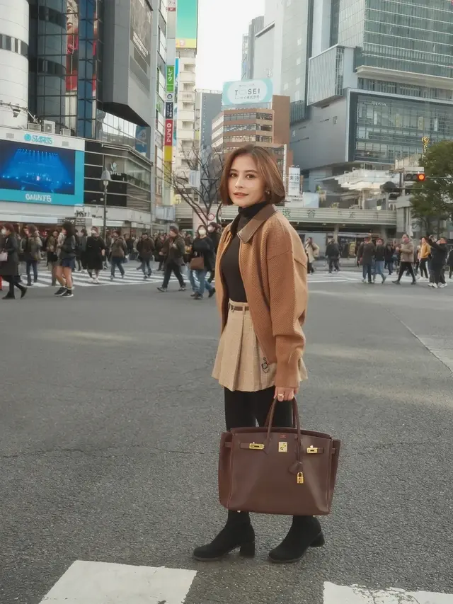 Gaya Prilly Latuconsina Liburan Akhir Tahun ke Jepang, Tas “Belanja” Hermès Rp329 Juta-an Jadi Sorotan