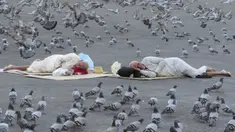 Burung merpati mengelilingi jemaah haji di luar Masjidil Haram, Kota Suci Mekkah, Arab Saudi, 5 Juli 2022. Arab Saudi diperkirakan akan menerima satu juta umat muslim untuk melaksanakan ibadah haji yang akan dimulai pada 7 Juli setelah dua tahun dibatasi karena pandemi virus corona COVID-19. (AP Photo/Amr Nabil)