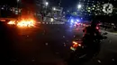 Api membakar sejumlah barang usai demonstrasi yang berujung anarkis di kawasan Bundaran HI, Jakarta, Kamis (8/10/2020). Massa membakar sejumlah barang saat demonstrasi menolak pengesahan UU Cipta Kerja. (Liputan6.com/Faizal Fanani)