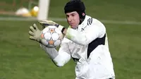 Chelsea&#039;s Petr Cech during a training session at Karaiskaki stadium in Athens on February 18, 2008. Chelsea will face Olympiakos during a round of 16 for Champions League. AFP PHOTO/Aris Messinis