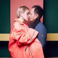 Bergaya edgy Nikita Mirzani pakai jaket kebesaran.