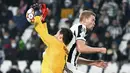 Kiper Zenit St. Petersburg, Stanislav Kritsyuk berebut bola dengan bek Juventus, Matthijs de Ligt pada match day ke-4 Liga Champions di Allianz stadium, Rabu (3/11/2021) dinihari WIB. Menjamu Zenit, Juventus menang 4-2 atas Zenit. (Marco Alpozzi/LaPresse via AP)
