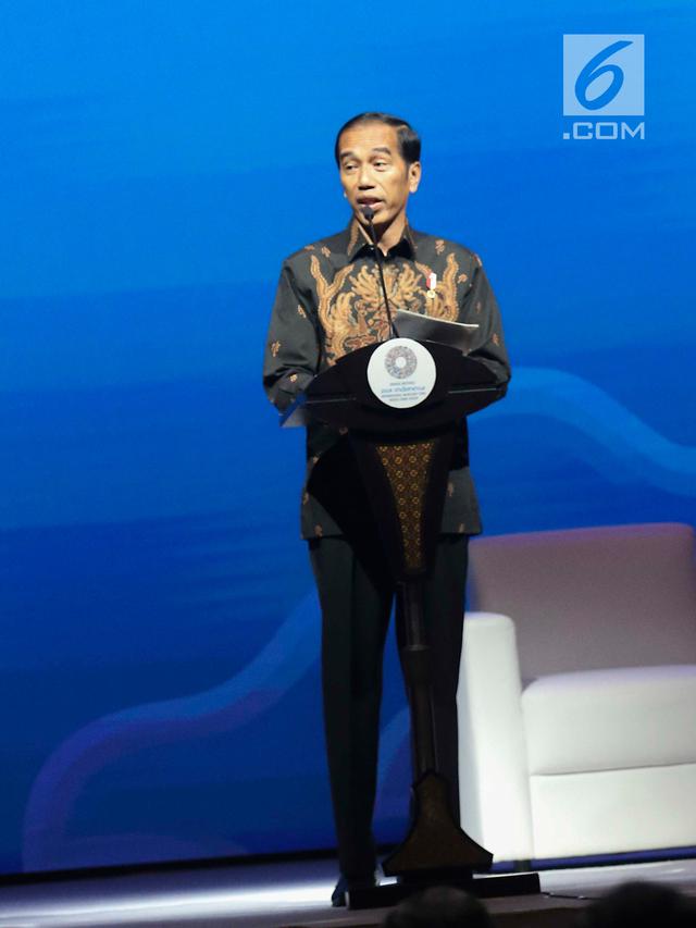<span>Presiden Joko Widodo saat berpidato dalam Bali Fintech Agenda IMF-WB 2018 di Nusa Dua, Bali, Kamis (11/10). Jokowi mengaku mengacu pada kebijakan Amerika Serikat (AS) yang merupakan negara kelahiran internet. (Liputan6.com/Angga Yuniar)</span>