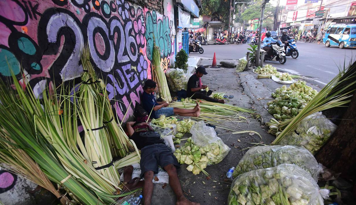 Untuk memenuhi permintaan masyarakat, ribuan hinggan ratusan ribu kulit ketupat lebaran per hari, mampu mereka produksi. Tampak dalam foto, pedagang menyelesaikan produksi kulit ketupat lebaran di Pasar Pondok Labu, Jakarta, Rabu (18/3/2026). (merdeka.com/Arie Basuki)