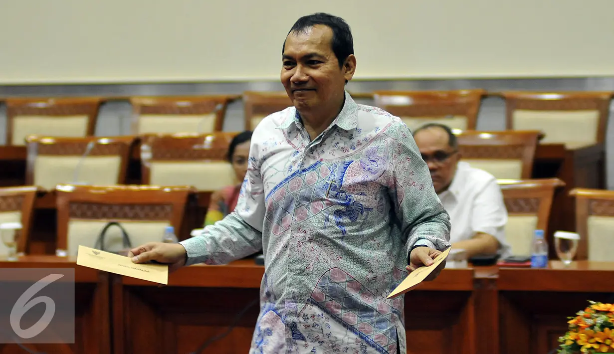 Calon Pimpinan KPK Saut Situmorang Menunjukan Amplop yang berisi Makalah dan Nomer Urut saat mengikuti Uji Makalah dengan Komisi III DPR, di Kompleks Parlemen Senayan, Jakarta, Jumat (4/12). (Liputan6.com/Johan Tallo)