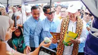 Blusukan Terakhir di Lampung, Jokowi Traktir Anak-Anak