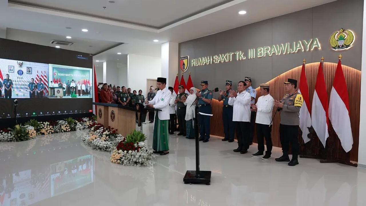 Jokowi didampingi Menhan Prabowo Subianto, Gubernur Jawa Timur Khofifah Indar Parawansa, Menteri Investasi/Kepala BKPM Bahlil Lahadalia, Mensesneg Pratikno.