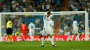 Penyerang Real Madrid, Cristiano Ronaldo tertunduk di lapangan seusai kehilangan satu gol pada laga pekan lima La Liga melawan Real Betis di Santiago Bernabeu, Rabu (20/9). Real Madrid di luar dugaan dipermalukan Real Betis 0-1. (AP Photo/Francisco Seco)