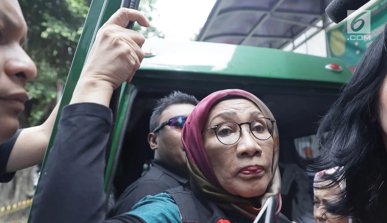 Terdakwa kasus dugaan penyebaran berita bohong Ratna Sarumpaet memasuki mobil tahanan usai menjalani sidang lanjutan di PN Jakarta Selatan, Selasa (12/3). Sidang mendengarkan tanggapan JPU atas nota keberatan. (Liputan6.com/Herman Zakharia)