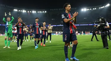 Pemain Paris Saint-Germain, Marquinhos (kanan) bersama rekan setimnya memberikan penghormatan kepada para suporter di akhir laga matchday 1 League Phase Liga Champions 2024/2025 melawan Girona FC di Stadion Parc des Princes, Paris, pada Rabu (18/9/2024) atau Kamis (19/9/2024) dini hari WIB. (FRANCK FIFE/AFP)