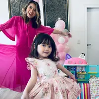 Acha Septriasa dan Brie sama-sama memakai gaun nuansa pink. Brie memakai dress floral warna pink pastel dan Acha memilih dress polos palet pink bold (Foto: Instagram @septriasaacha)