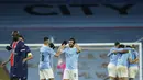Para pemain Manchester City merayakan kemenangan atas PSG pada leg kedua semifinal Liga Champions di stadion Etihad, Rabu (5/5/2021). Dengan hasil ini, Manchester City melaju ke final Liga Champions untuk pertama kalinya dalam 66 tahun. (AP Photo/Dave Thompson)