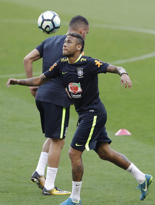Striker Brasil, Neymar, mengikuti sesi latihan bersama timnas Brasil jelang laga kualifikasi piala dunia 2018 di Porto Alegre, Brasil, Selasa (29/8/2017). Brasil akan berhadapan dengan Ekuador. (AP/Andre Penner)