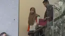 Anggota Komisi A DPRD Kabupaten Kebumen Dian Lestari Pertiwi Subekti (DL) menuruni tangga usai menandatangani perpanjangan penahanan 30 hari kedepan di gedung KPK, Jakarta, Jumat (11/5). (Merdeka.com/Dwi Narwoko)