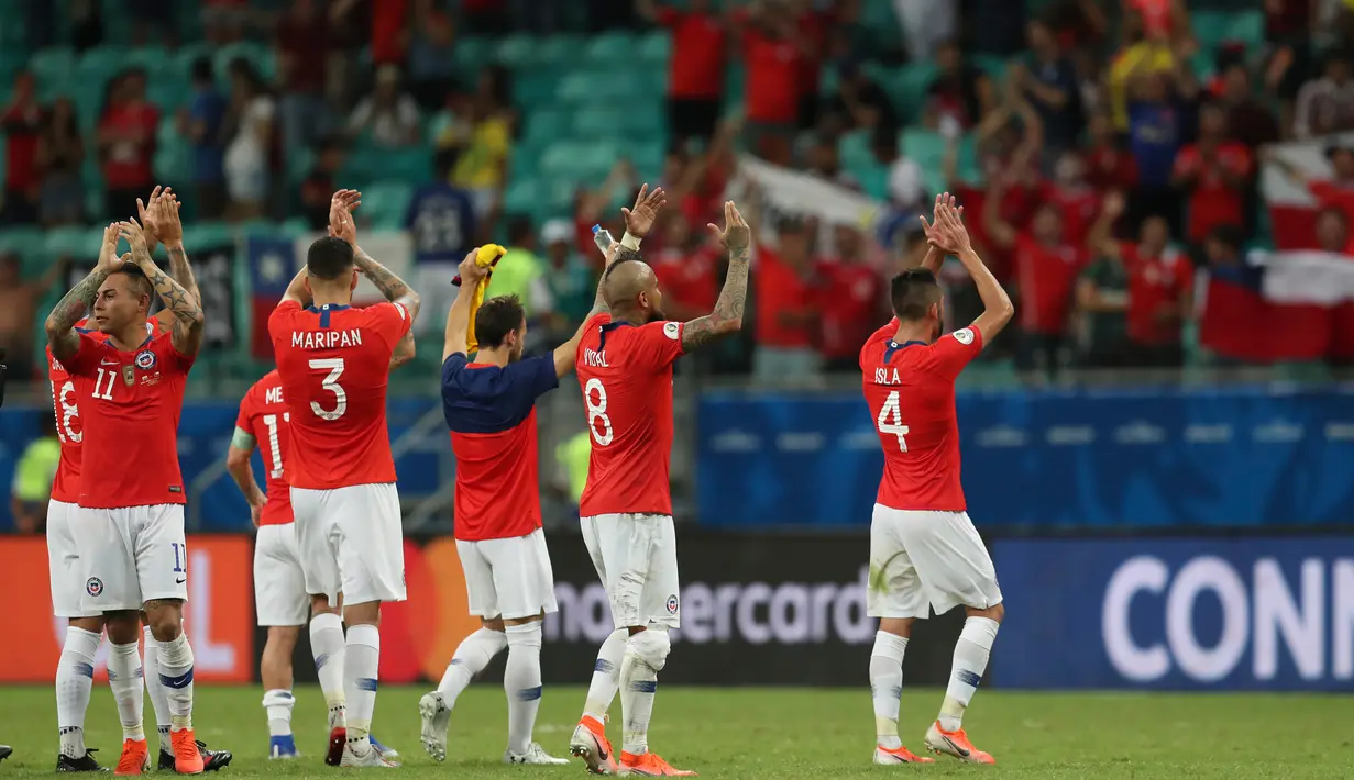 Para pemain Chile menyapa para suporter usai mengalahkan Ekuador dalam matchday kedua Grup C Copa America 2019 di Arena Fonte Nova, Salvador, Brasil, Jumat (21/6/2019). Chile melaju ke perempatfinal Copa America 2019. (AP Photo/Natacha Pisarenko)