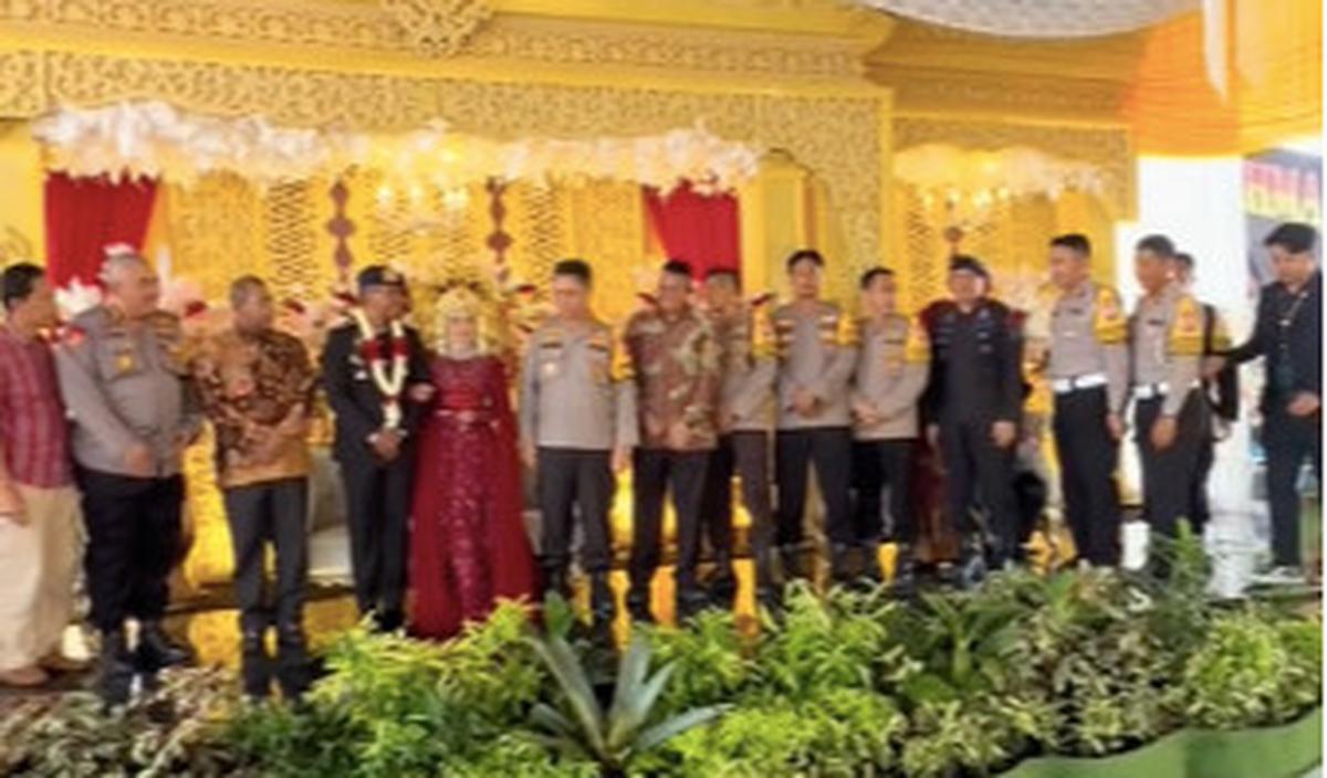 Momen pernikahan perwira polisi berpangkat Iptu belum lama ini jadi sorotan.&nbsp;<br>